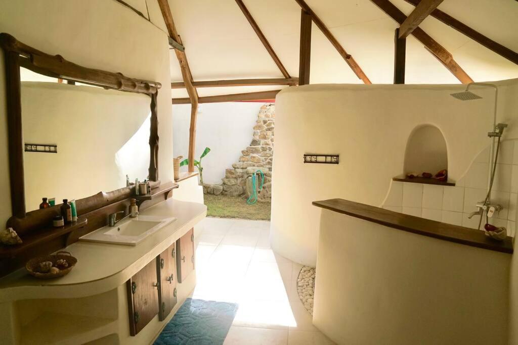 Beach-Front Sumbawa Surf House Lemonga Экстерьер фото