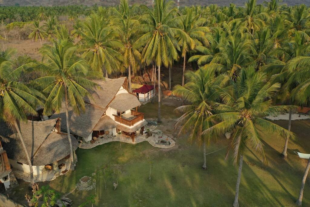 Beach-Front Sumbawa Surf House Lemonga Экстерьер фото
