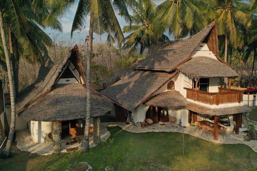 Beach-Front Sumbawa Surf House Lemonga Экстерьер фото